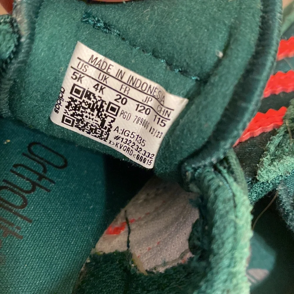 adidas Kids Dark Green & Bright Orange Suede Trainer. Size 5